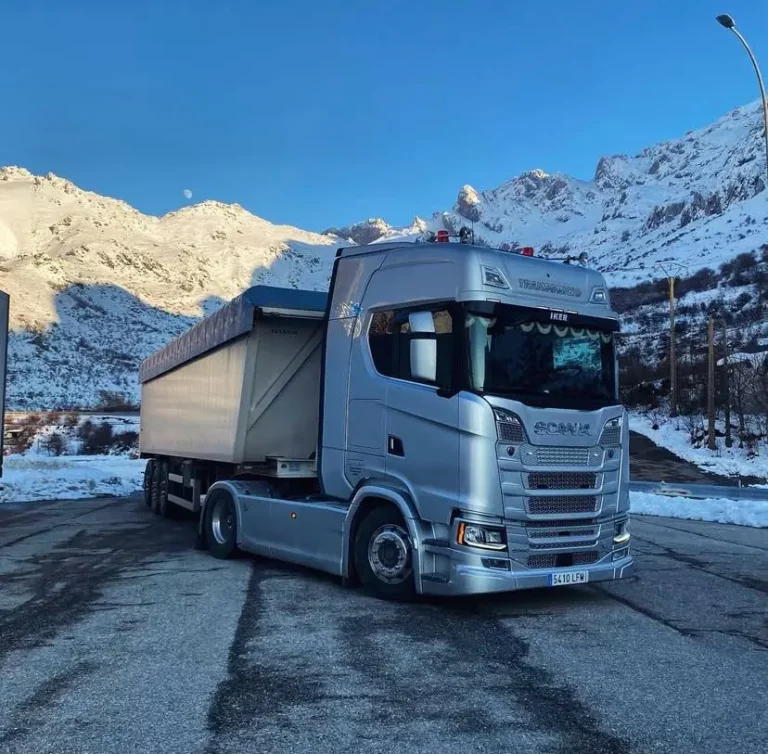 camion de transgricio en la nieve