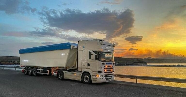 camion de transgricio ne atardecer